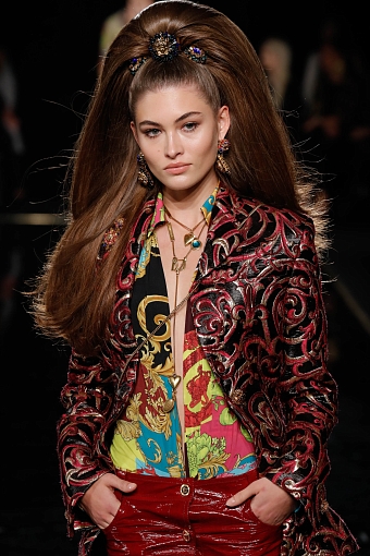 Косой пробор, золото и глосс: бьюти-образы на показе Versace pre-fall 2019 фото № 10