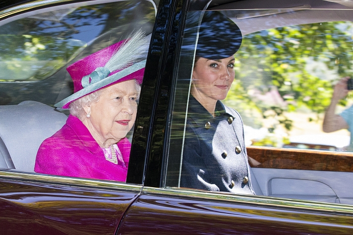 Кейт Миддлтон и принц Уильям сопроводили королеву Елизавету II на воскресную службу фото № 4