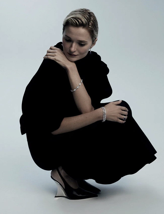 Топ, Bottega Veneta (ЦУМ); юбка, Marni (ЦУМ); туфли, Paris Texas (ЦУМ); серьги и кольцо Color, золото, сапфиры, бриллианты; браслеты Classic, золото, бриллианты, все — Mercury фото № 7