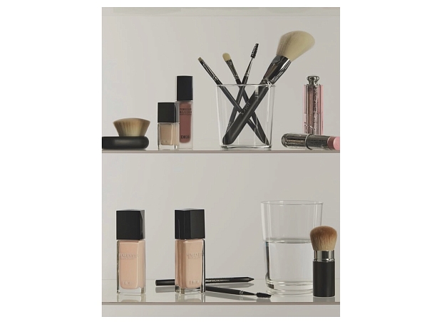 Бьюти-дайджест: Ирина Шейк в новой кампании d'Alba, антистресс-программа в «Медфрендс», расширение уходовой серии Weleda 