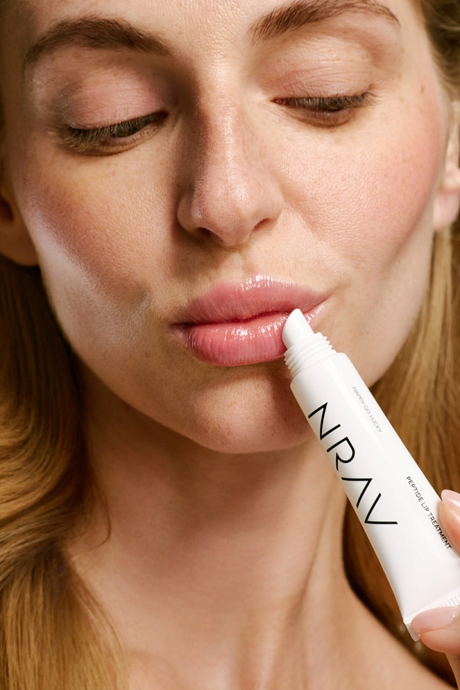 Бьюти-дайджест: лимитированная коллекция Clarins, спа-программа в Asia Beauty Spa, увлажняющие патчи для глаз okolo фото № 12