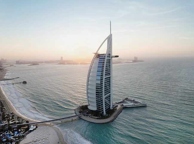 Дайджест путешествий: реставрация Jumeirah Burj Al Arab, новый ресторан Trattoria del Pescatore в отеле Abi d’Oru, Fari Islands и открытие Nammos Resort AMAALA фото № 6