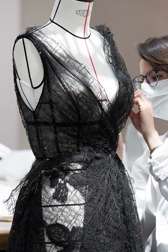 Процесс создания платья Адель из коллекции Dior Couture осень-зима 2021/22 фото № 4