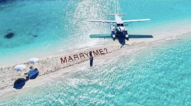 Надпись «Marry me?» из лепестков роз на пляже на Багамах фото № 2