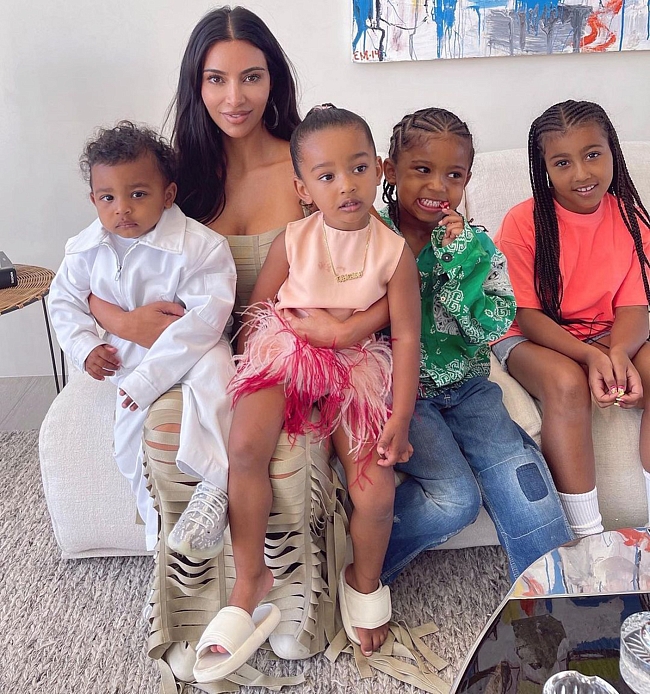 Ким Кардашьян и ее четверо детей. Фото: @kimkardashian