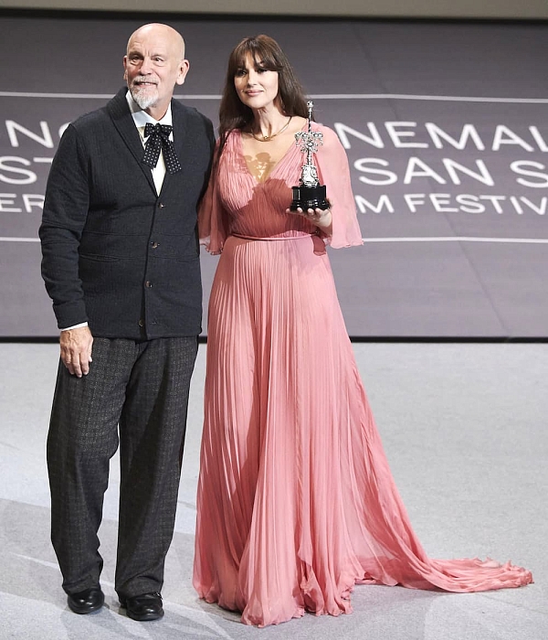 Моника Беллуччи в платье Valentino и колье Cartier фото № 4