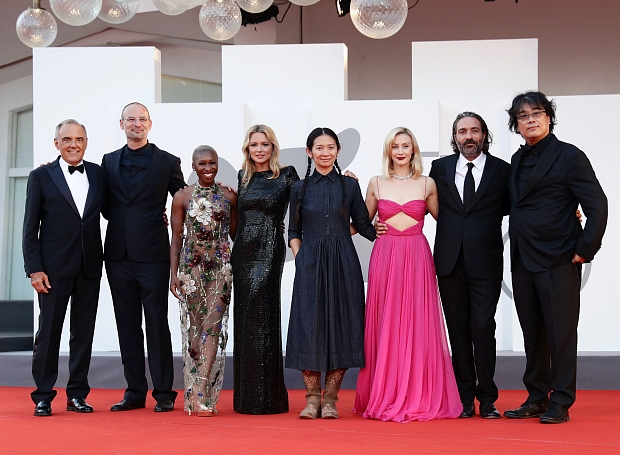 Пенелопа Крус и другие звезды на красной дорожке церемонии закрытия Венецианского кинофестиваля — 2021