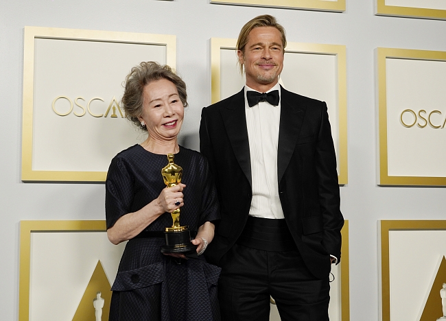 Юн Ё-джон и Брэд Питт на церемонии вручения «Оскар-2021» фото № 1