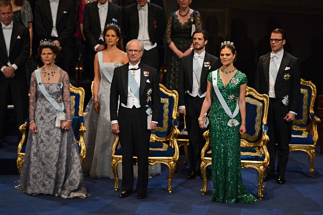 Королева Сильвия, король Карл XVI, кронпринцесса Виктория и принцесса Мадлен, принц Карл Филипп и Даниэль Вестлинг, герцог Вестергётландский на церемонии вручения Нобелевской премии, 2012 фото № 6