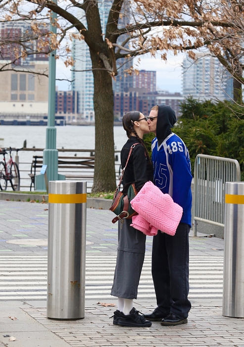 Марк Калман и Белла Хадид на прогулке в парке в Нью-Йорке, март 2022 год фото № 3