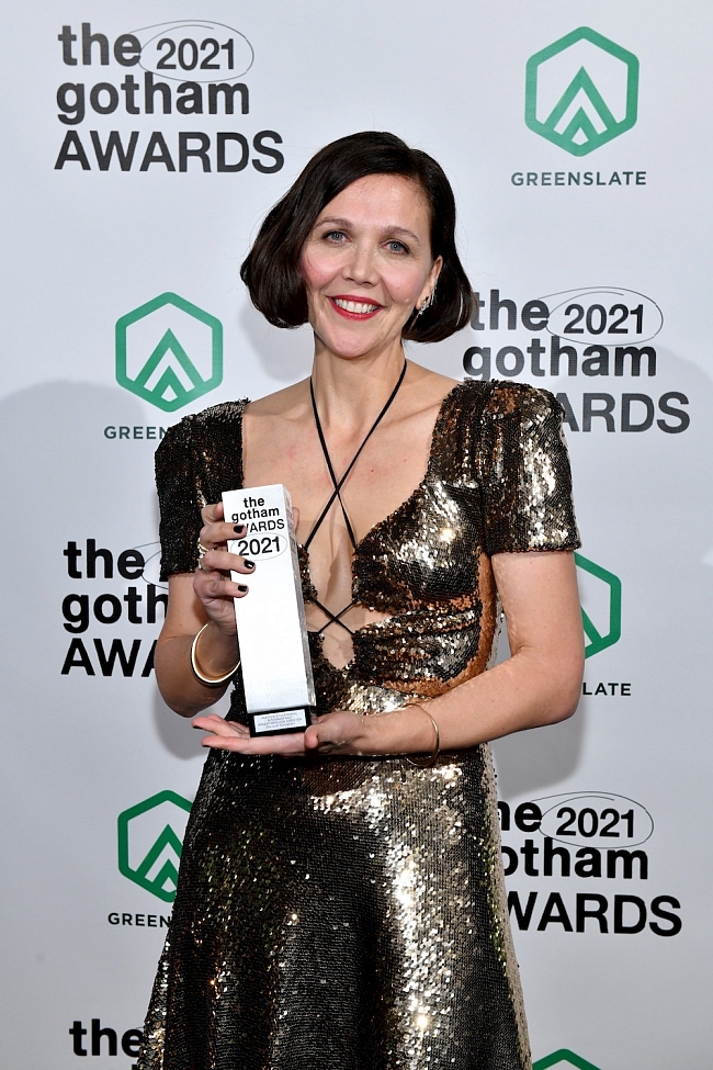 Триумфатор Gotham Awards 2021 актриса и режиссер Мэгги Джилленхол фото № 1