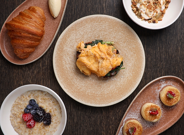Яйцо панко с кукурузным кремом, французская галета из гречишной муки, пивной хлеб с креветкой: новое меню завтраков в океаническом ресторане 345