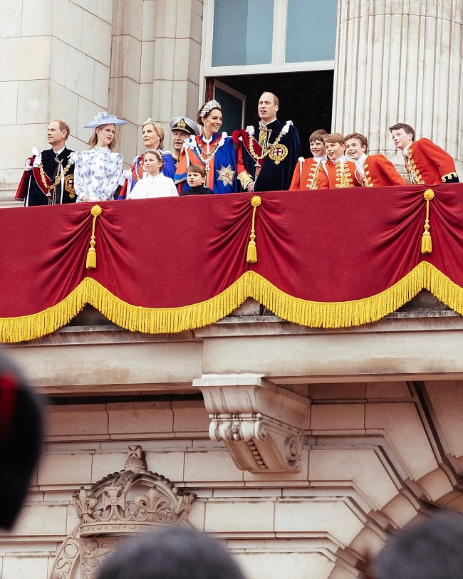 Принц и принцесса Уэльские на балконе в окружении детей и близких родственников фото № 2
