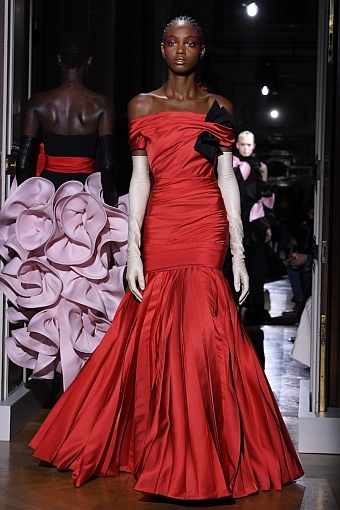Платья мечты: как прошел показ Valentino Haute Couture весна-лето 2020 фото № 14