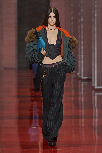 Юбки и брюки с низкой посадкой на показе Versace осень-зима 2022/23 фото № 18