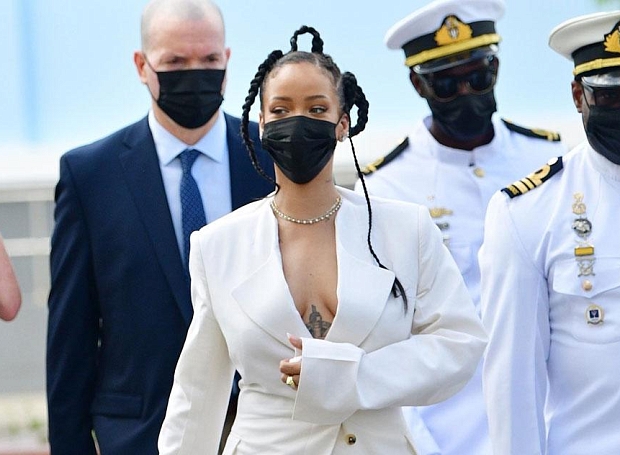 Рианна выбрала слишком откровенный костюм для официальной церемонии в республике Барбадос