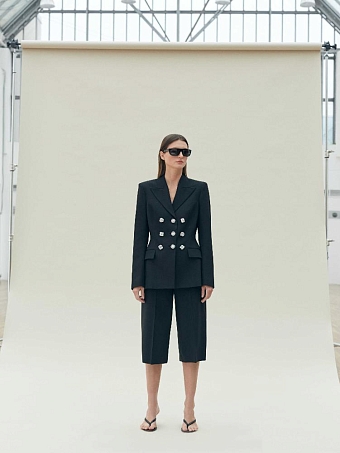 Жакет Givenchy, шорты Theory, очки Celine, туфли Gianvito Rossi фото № 39