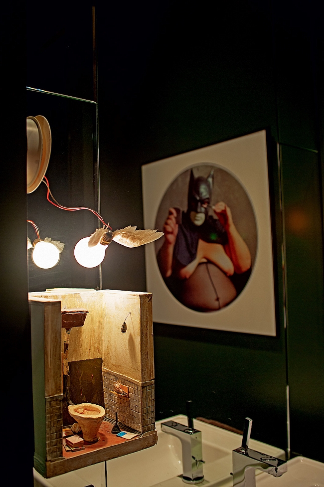 В гостевой уборной на первом этаже — тоже искусство: инсталляция группы «Паразиты», подсвеченная лампой Ingo Maurer,  и фотография Григория Майофиса «Приготовление к перфор-мансу» фото № 7