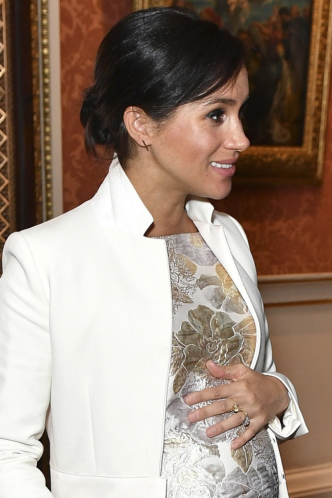 Меган Маркл на приеме по случаю пятидесятой годовщины вступления принца Уэльского в Букингемский дворец, 2019 год фото № 32