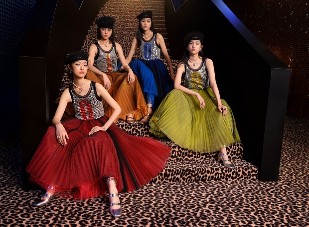 Будущей осенью мы будем носить леопардовый принт и пайетки, как на сегодняшнем показе Dior Pre-Fall 2021 в Шанхае