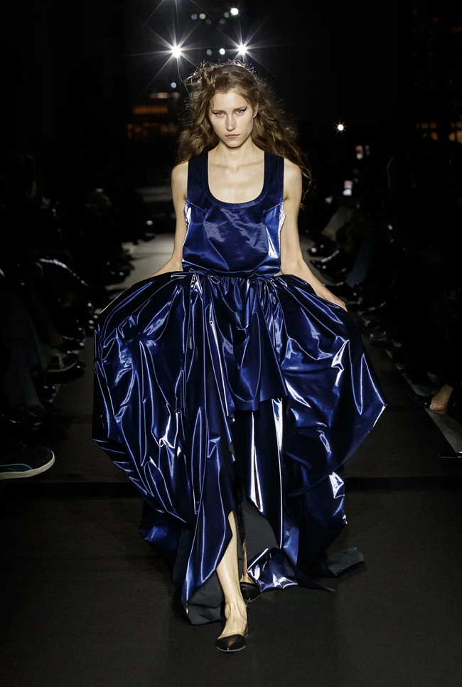 Контраст фактур, элементы викторианской эпохи и эстетика 80-х: чем еще поразили дизайнеры на Московской неделе моды фото № 3