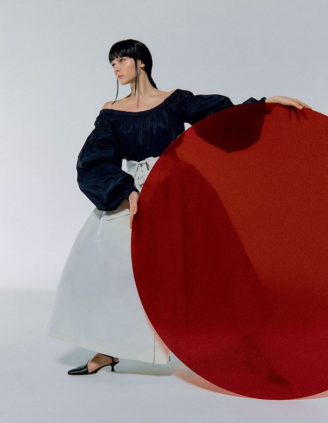 Юлия Хлынина в платье, юбке — Alexander McQueen, туфлях –– Khaite фото № 1