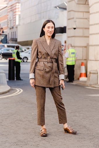 Клетка, асимметрия, объемные сумки и другие тренды стритстайла на Неделе моды в Лондоне фото № 5