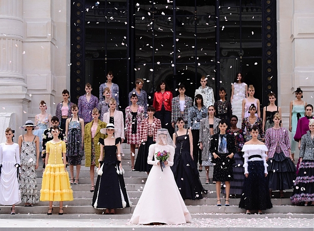 Невеста Маргарет Куэлли: как прошел показ Chanel Haute Couture в Париже