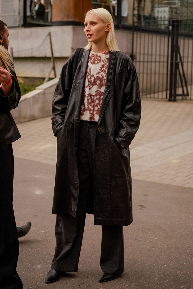 Стритстайл на Неделе моды в Париже осень-зима 2022/23 фото № 45