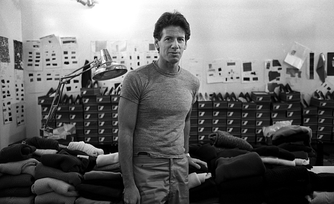 Дизайнер Кельвин Кляйн в своей студии в Нью-Йорке, 1980 год фото № 1