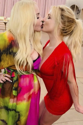 На этой свадьбе Бритни и Мадонна повторили свой поцелуй. Фото: @gossipbritney фото № 4