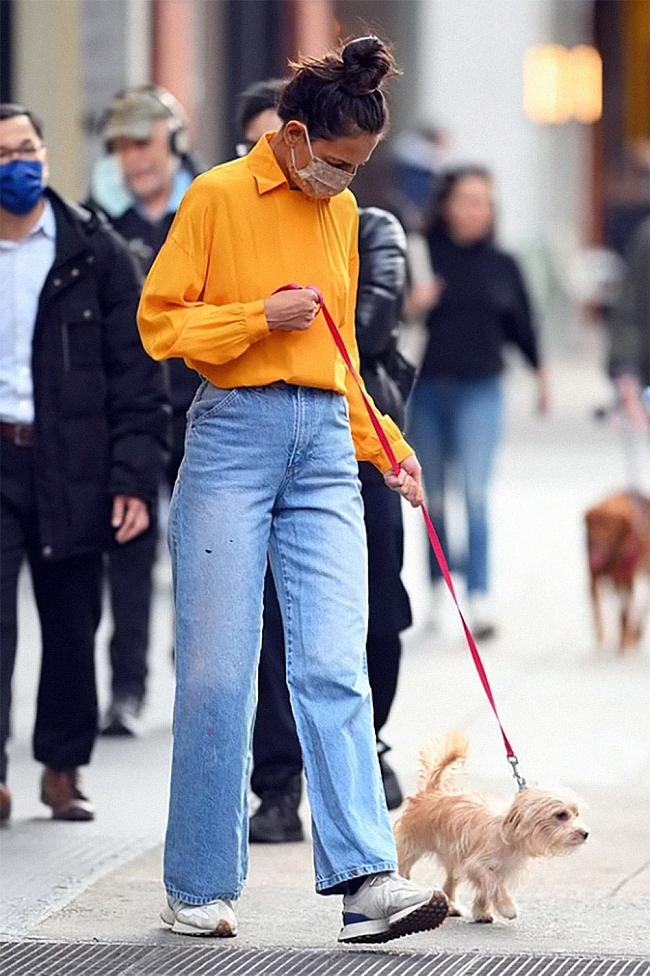 Кэти Холмс гуляет по Нью-Йорку в очень смелой и модной блузке фото № 2