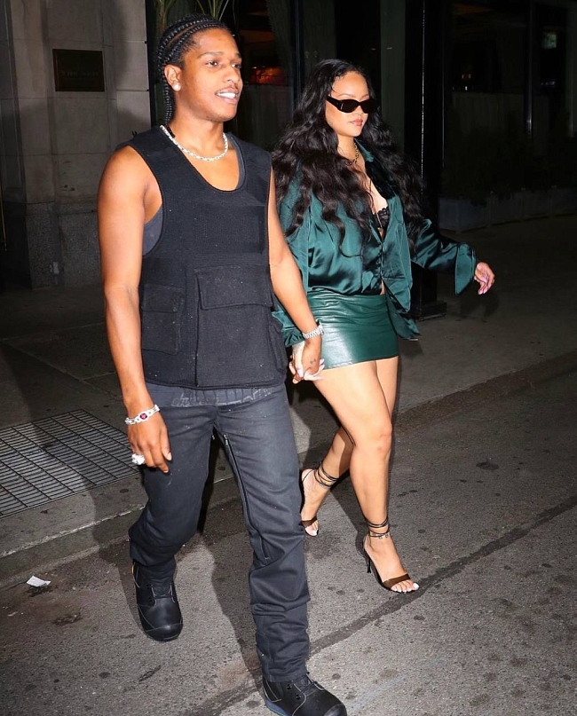 A$AP Rocky и Рианна на выходе из отеля Ned в Нью-Йорке, август 2022 года. Фото: @rihannas_updates фото № 1