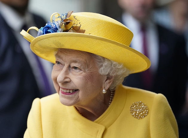 Посмотрите на Елизавету II в элегантном пальто солнечного оттенка на открытии линии метро в ее честь