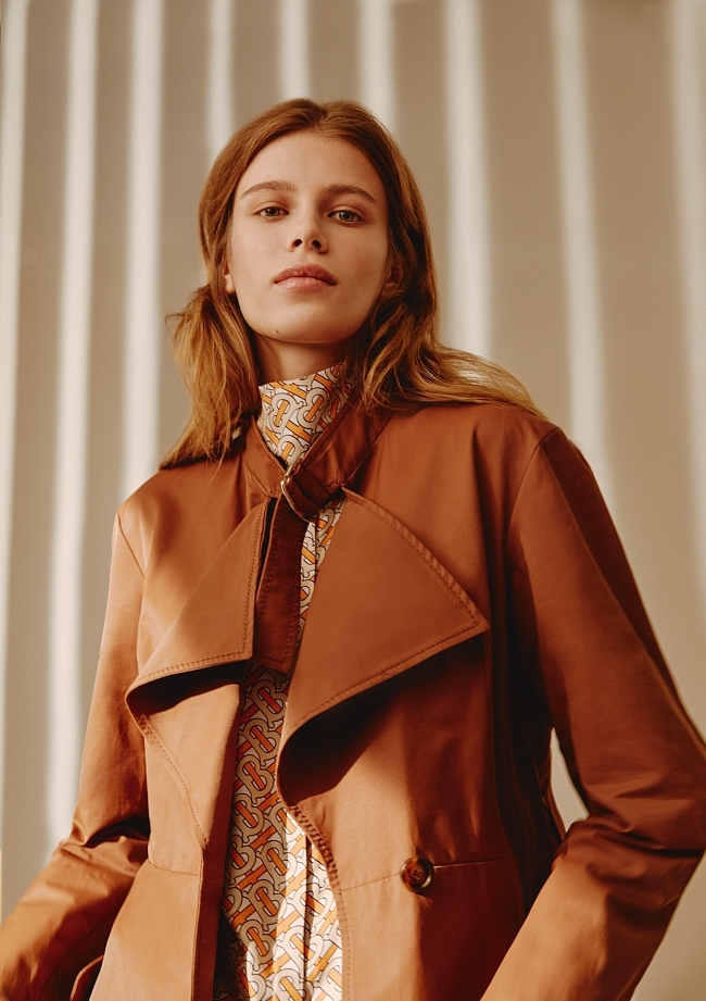 Блузка, Burberry, 72 800 р.; тренч, Max & Co., цена по запросу фото № 3