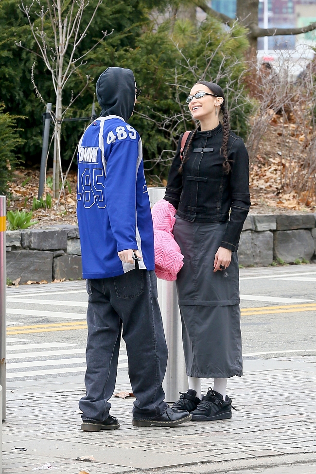 Марк Калман и Белла Хадид на прогулке в парке в Нью-Йорке, март 2022 год фото № 2