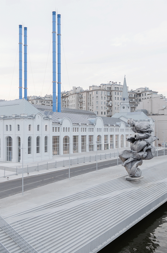 Вызывавшая этим летом жаркие споры об искусстве 13-метровая скульптура Урса Фишера из серии «Большая глина» на фоне Дома культуры «ГЭС-2» фото № 7