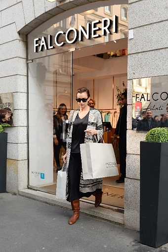 Образ дня: Ирина Шейк в шелковой юбке миди и бежевом пальто на шопинге в Милане фото № 1