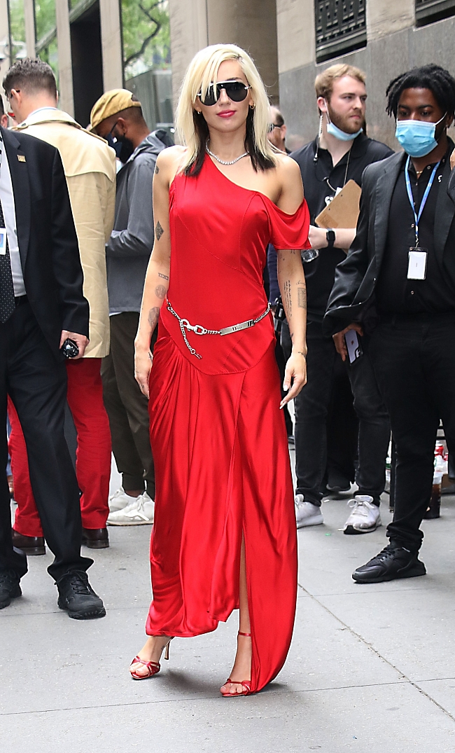 Майли Сайрус в платье Dior Джона Гальяно, мая 2022 года фото № 3