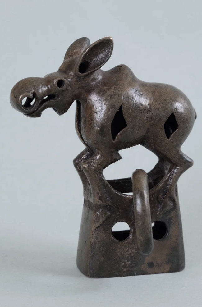 Шумящее навершие в виде фигурки бегущей лосихи на прямоугольном основании-втулке с боковым кольцом фото № 8