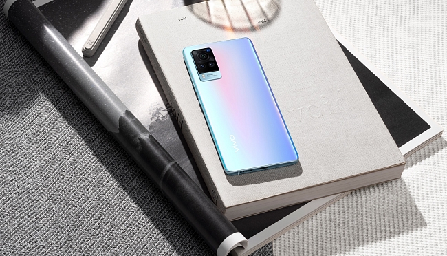 Культовая раскладушка из нулевых и другие новые смартфоны, которые вас впечатлят фото № 3