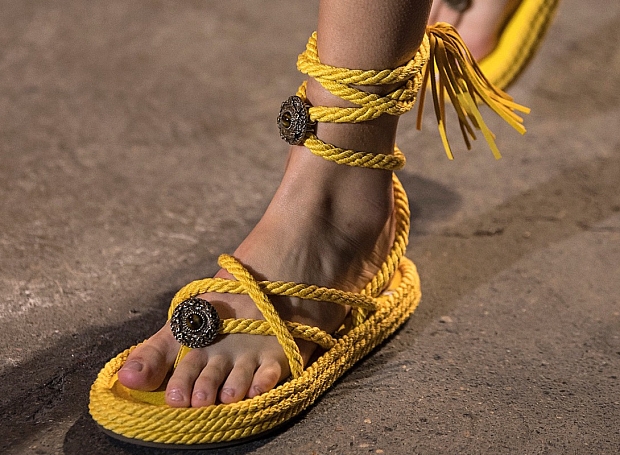 Босоножки на шнуровке — тренд летнего сезона. Мы нашли 10 модных моделей на каблуке и плоском ходу