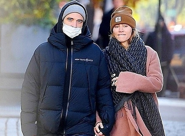 Любовное настроение: Роберт Паттинсон и Сьюки Уотерхаус гуляют по морозному Нью-Йорку