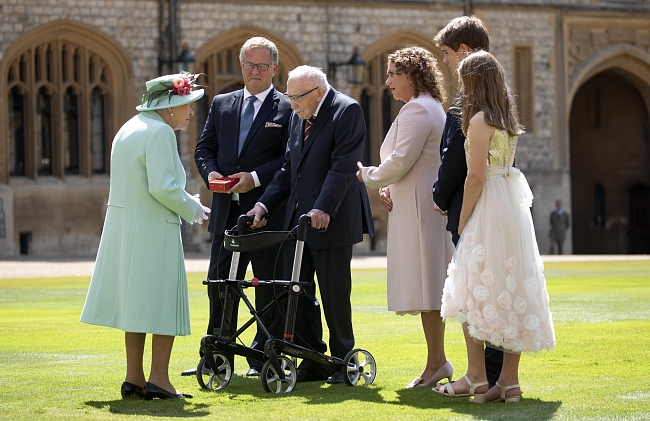 Фото дня: Королева Елизавета II посвятила 100-летнего Тома Мура в рыцари (очень трогательно) фото № 2