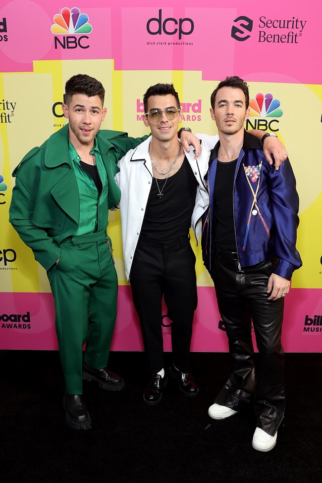 Jonas Brothers (Ник в костюме Fendi и украшениях Bvlgari, Джо в Prada и Кевин в Amiri) фото № 5