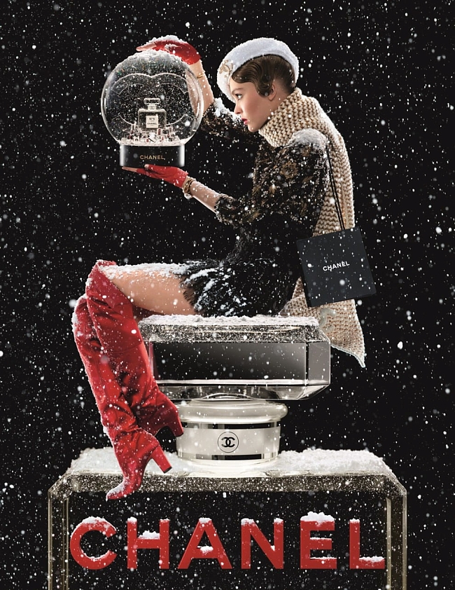 Посмотрите на Лили-Роуз Депп в рождественской кампании Chanel фото № 1