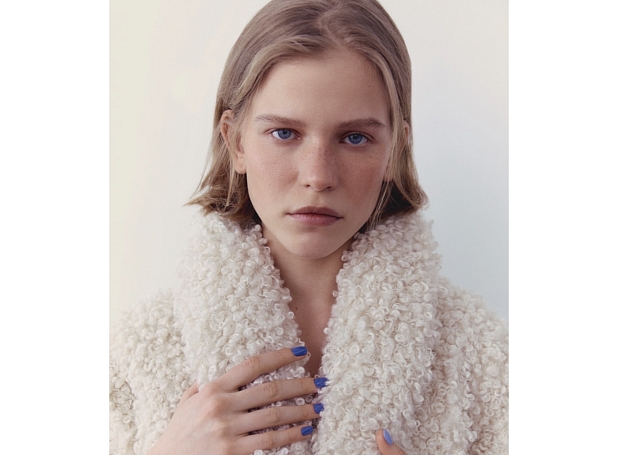 Алые акценты и лаконичное мерцание: трендовый маникюр на Новый год 