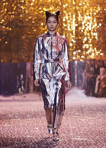 Будущей осенью мы будем носить леопардовый принт и пайетки, как на сегодняшнем показе Dior Pre-Fall 2021 в Шанхае фото № 1