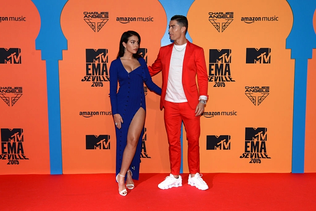 Яркая пара: Криштиану Роналду и Джорджина Родригес на MTV Europe Music Awards 2019 фото № 1