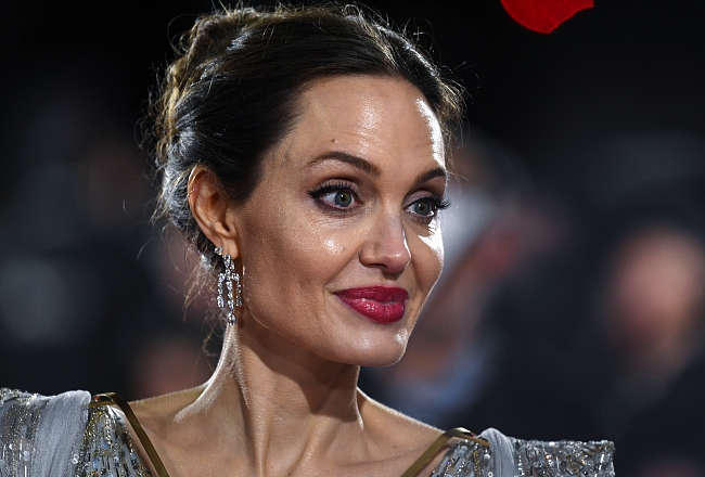 Зарубежные СМИ приписывают Анджелине Джоли роман с женщиной фото № 1